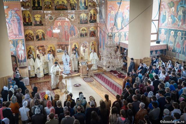 credincioși participând la Sfânta Liturghie