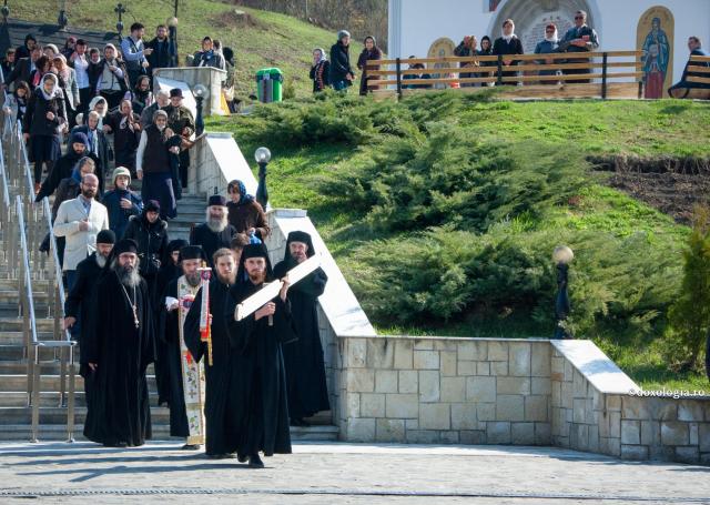 Atitudinea credincioșilor față de monahi atunci când vin la mănăstire