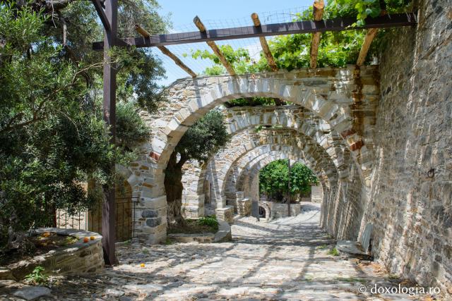 Mănăstirea Dohiariu din Muntele Athos – marea ctitorie a domnitorului Alexandru Lăpușneanu / Foto: Pr. Silviu Cluci Mănăstirea Dohiariu din Muntele Athos
