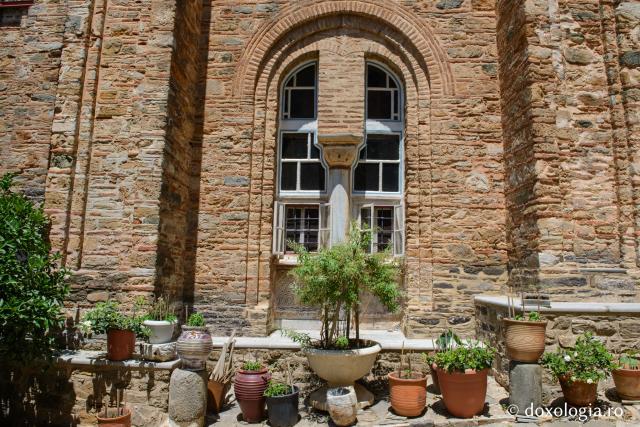 Mănăstirea Dohiariu din Muntele Athos – marea ctitorie a domnitorului Alexandru Lăpușneanu / Foto: Pr. Silviu Cluci Mănăstirea Dohiariu din Muntele Athos