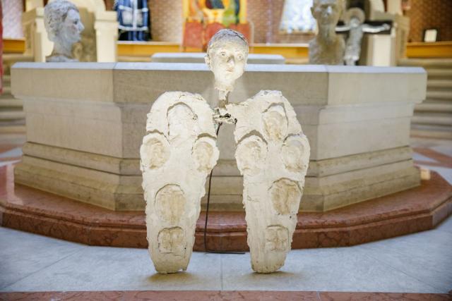 (Foto) Expoziția de sculptură și pictură „Popas centenar în Grădina cu Îngeri” – autor: Silvia Radu