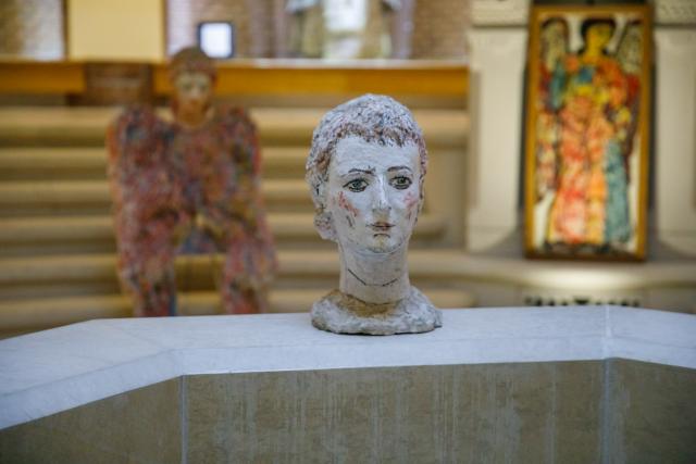 (Foto) Expoziția de sculptură și pictură „Popas centenar în Grădina cu Îngeri” – autor: Silvia Radu