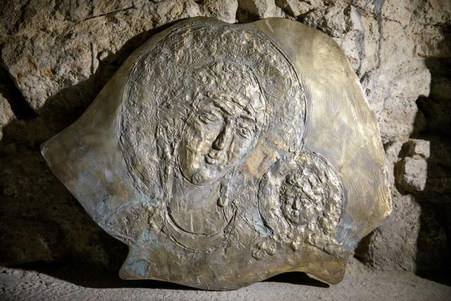 (Foto) Expoziția de sculptură și pictură „Popas centenar în Grădina cu Îngeri” – autor: Silvia Radu