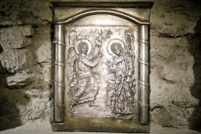 (Foto) Expoziția de sculptură și pictură „Popas centenar în Grădina cu Îngeri” – autor: Silvia Radu