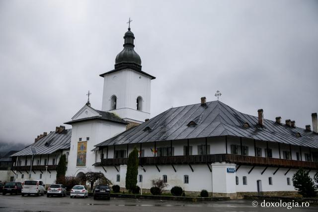 (Foto) Prăznuirea Sfântului Paisie Velicicovschi la Mănăstirea Neamț 2018