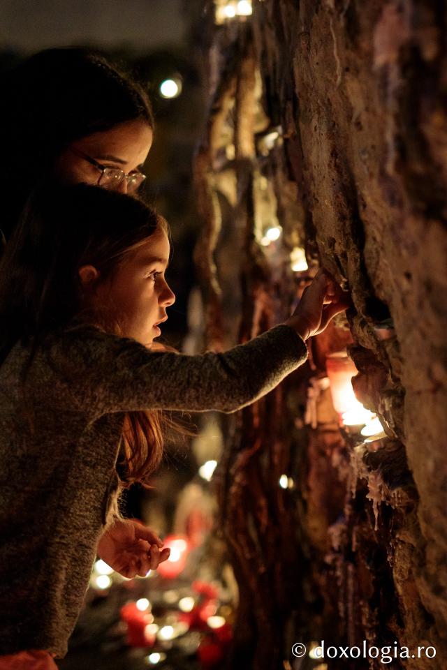 (Foto) Nopți luminate de credință la Hramul Sfintei Parascheva – 2019