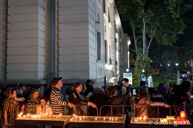 (Foto) Nopți luminate de credință la Hramul Sfintei Parascheva – 2019
