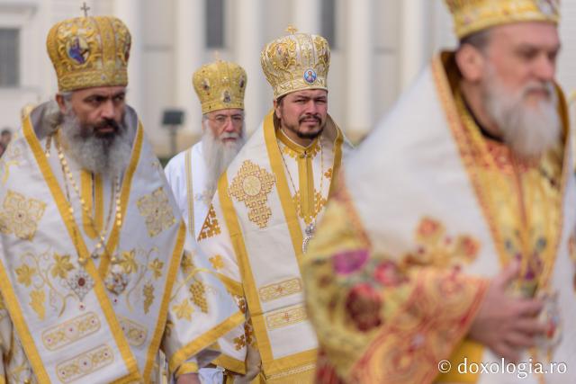 (Foto) Ierarhi slujitori la Sfânta Liturghie a Hramului Sfintei Cuvioase Parascheva