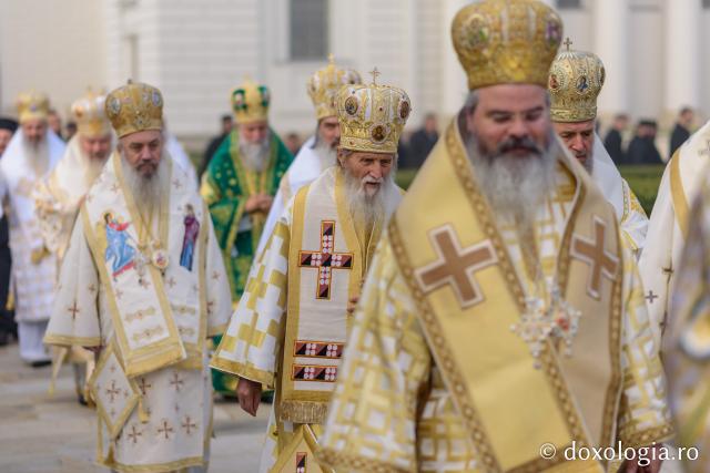 (Foto) Ierarhi slujitori la Sfânta Liturghie a Hramului Sfintei Cuvioase Parascheva