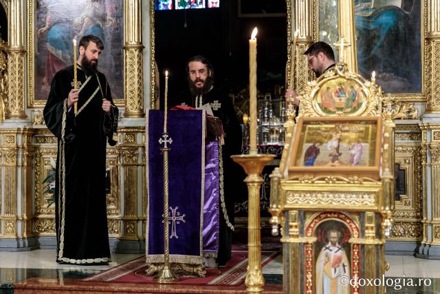 (Foto) „Închinămu-ne patimilor Tale, Hristoase” – Denia celor 12 Evanghelii la Catedrala Mitropolitană și la Mănăstirea Golia, 2021