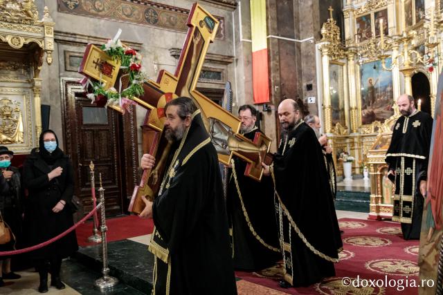(Foto) „Închinămu-ne patimilor Tale, Hristoase” – Denia celor 12 Evanghelii la Catedrala Mitropolitană și la Mănăstirea Golia, 2021