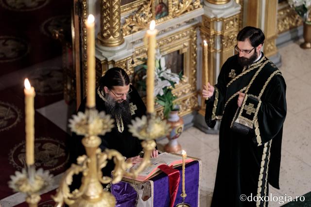 (Foto) „Închinămu-ne patimilor Tale, Hristoase” – Denia celor 12 Evanghelii la Catedrala Mitropolitană și la Mănăstirea Golia, 2021