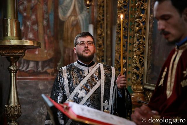 (Foto) „Închinămu-ne patimilor Tale, Hristoase” – Denia celor 12 Evanghelii la Catedrala Mitropolitană și la Mănăstirea Golia, 2021