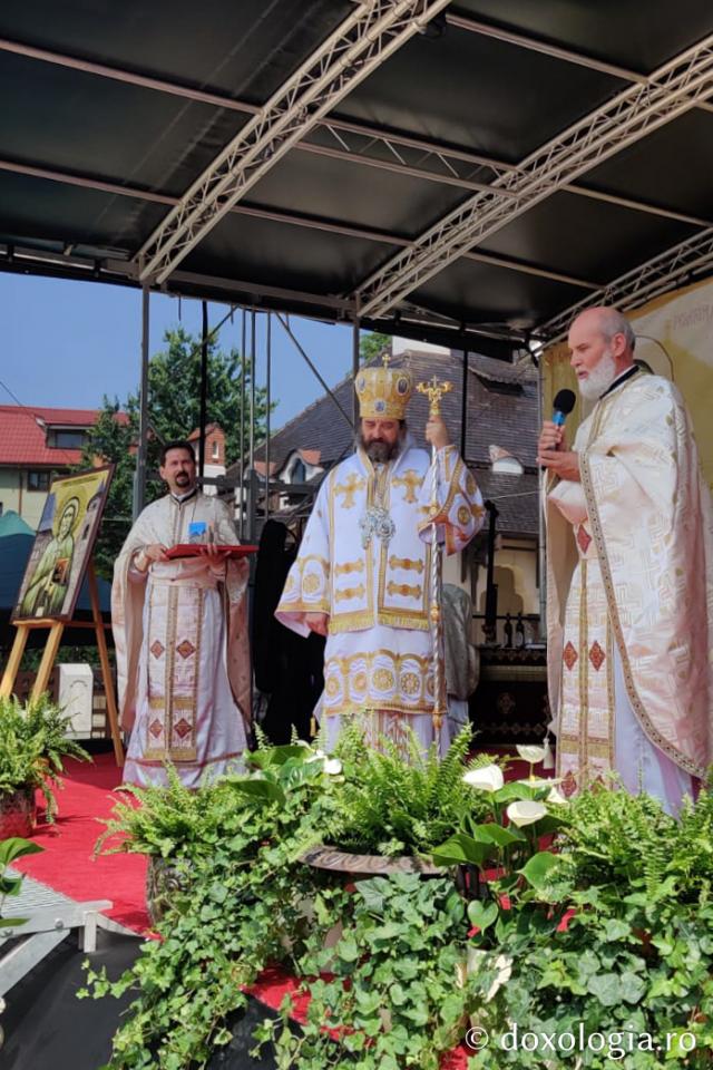 (Foto) Sfânta Liturghie oficiată cu prilejul hramului Parohiei „Sfântul Ioan – Domnesc” din Piatra Neamț