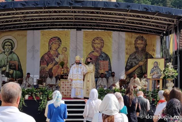 (Foto) Sfânta Liturghie oficiată cu prilejul hramului Parohiei „Sfântul Ioan – Domnesc” din Piatra Neamț