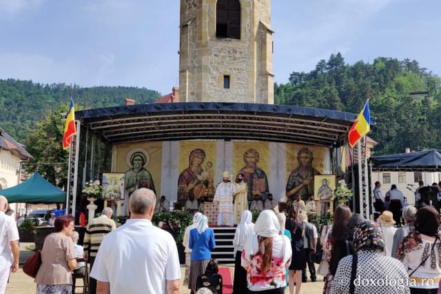 (Foto) Sfânta Liturghie oficiată cu prilejul hramului Parohiei „Sfântul Ioan – Domnesc” din Piatra Neamț