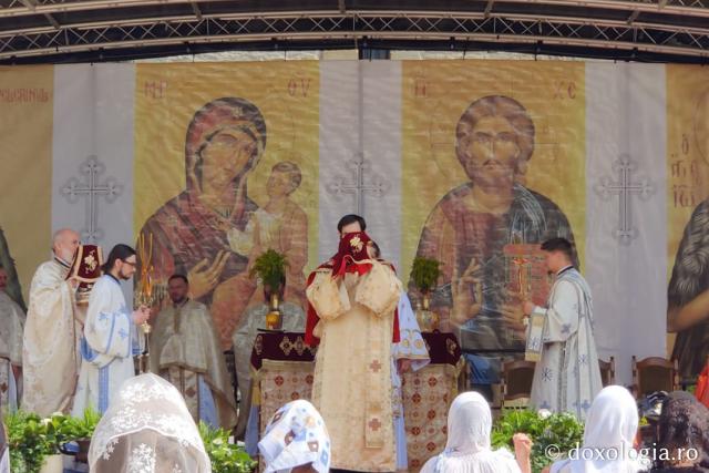 (Foto) Sfânta Liturghie oficiată cu prilejul hramului Parohiei „Sfântul Ioan – Domnesc” din Piatra Neamț