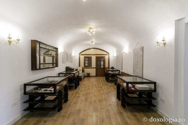 (Foto) Obiecte ale Sfântului Paisie Velicicovschi, expuse în noul muzeu al Mănăstirii Neamț
