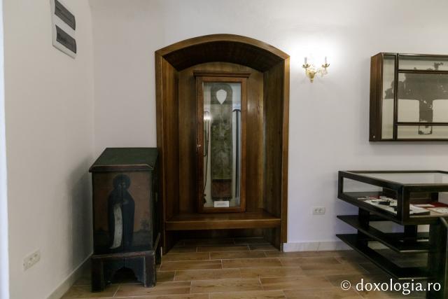 (Foto) Obiecte ale Sfântului Paisie Velicicovschi, expuse în noul muzeu al Mănăstirii Neamț