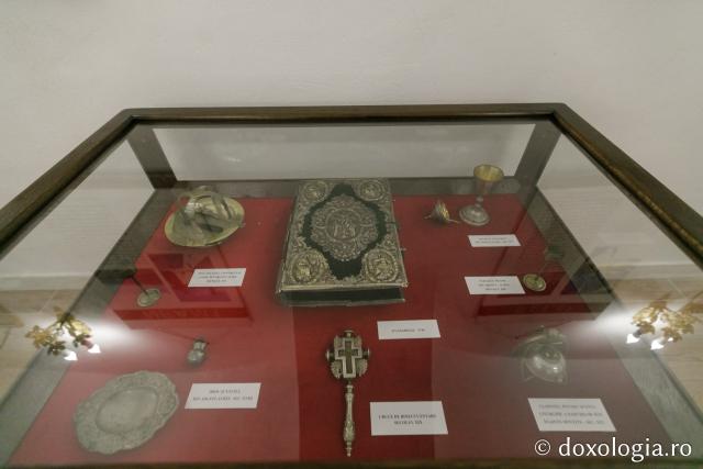 (Foto) Obiecte ale Sfântului Paisie Velicicovschi, expuse în noul muzeu al Mănăstirii Neamț