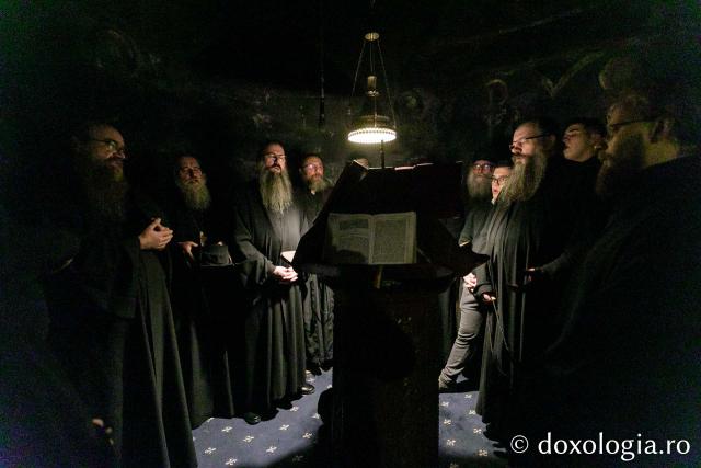 (Foto) Slujbă de Priveghere în cinstea Sfântului Cuvios Paisie Velicicovschi, la Mănăstirea Neamț