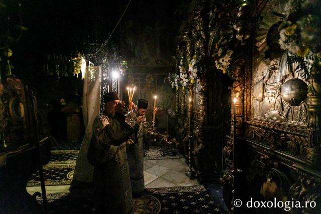 (Foto) Slujbă de Priveghere în cinstea Sfântului Cuvios Paisie Velicicovschi, la Mănăstirea Neamț
