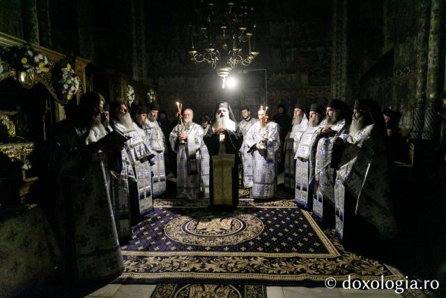 (Foto) Slujbă de Priveghere în cinstea Sfântului Cuvios Paisie Velicicovschi, la Mănăstirea Neamț