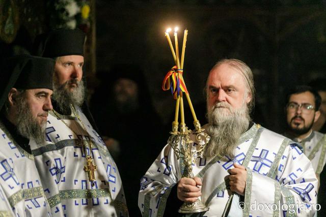 (Foto) Slujbă de Priveghere în cinstea Sfântului Cuvios Paisie Velicicovschi, la Mănăstirea Neamț