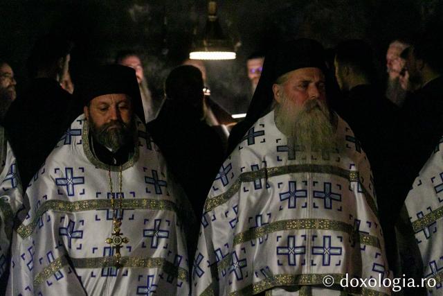 (Foto) Slujbă de Priveghere în cinstea Sfântului Cuvios Paisie Velicicovschi, la Mănăstirea Neamț