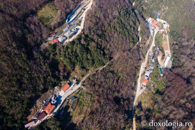 În stângă Chilia „Intrarea Maicii Domnului în Biserică” și Chilia „Izvorul Tămăduirii”, iar în partea dreaptă Chilia „Sfântul Antonie” și Chilia „Buna Vestire”. (Foto) Inedit: imagini din dronă cu Schitul Lacu din Sfântul Munte Athos
