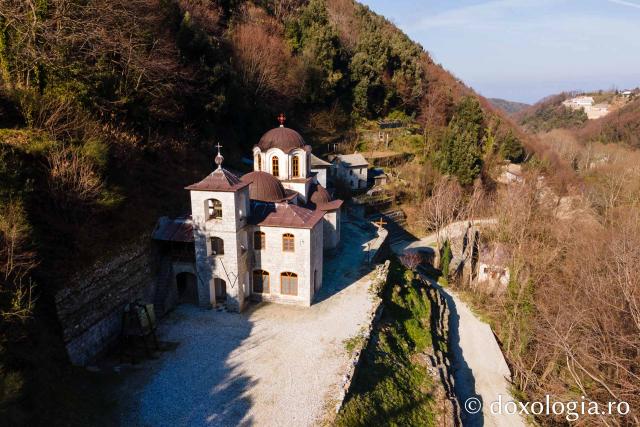 Biserica centrală a Schitului Lacu se află în centrul schitului, în adâncul văii, pe versantul de nord. (Foto) Inedit: imagini din dronă cu Schitul Lacu din Sfântul Munte Athos