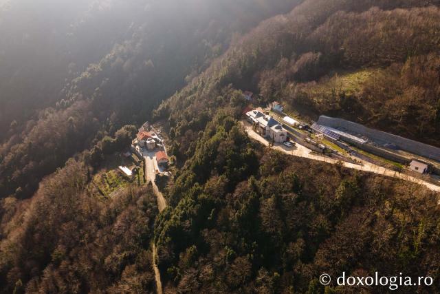(Foto) Inedit: imagini din dronă cu Schitul Lacu din Sfântul Munte Athos
