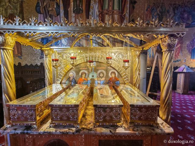 (Foto) Închinare la moaștele Sfinților Mucenici de la Niculițel