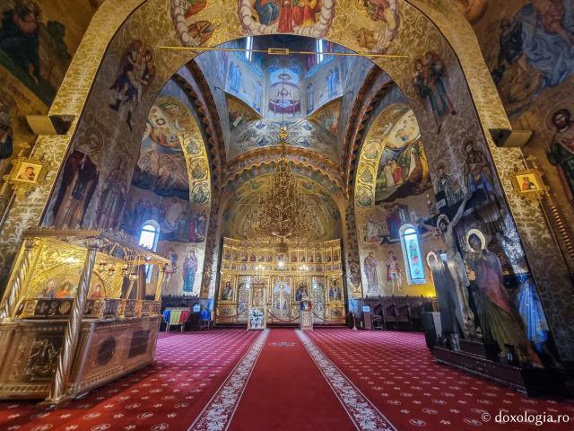 (Foto) Închinare la moaștele Sfinților Mucenici de la Niculițel