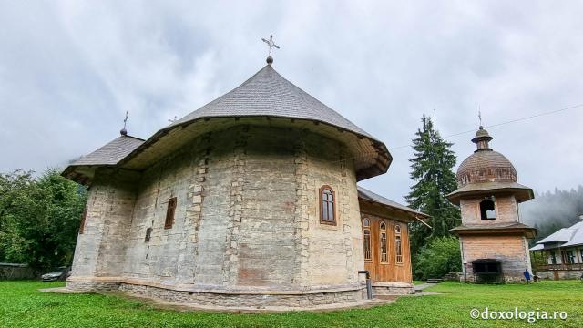 Biserica veche de frasin a Mănăstirii Tarcău