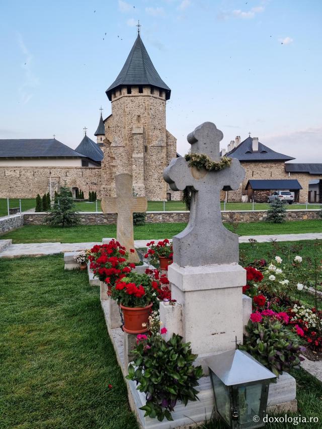 Mormântul Părintelui Iachint Unciuleac de la Mănăstirea Putna