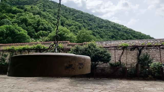 Clipe de liniște la Mănăstirea Ikosifinissa – Drama, Grecia