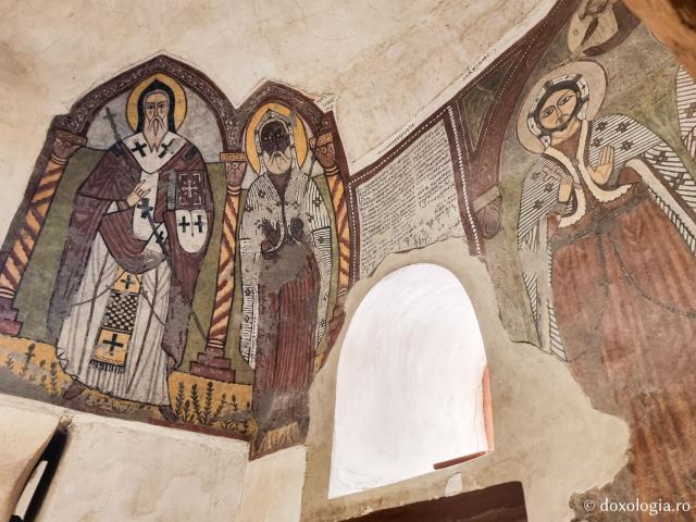 Clipe de răgaz în fața frescelor din biserica Mănăstirii „Sfântul Antonie cel Mare” din Egipt / Foto: Magda Buftea Clipe de răgaz în fața frescelor din biserica Mănăstirii „Sfântul Antonie cel Mare” din Egipt