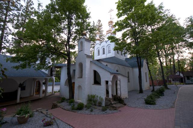 (Foto) Acasă la Părintele Serafim Rose – Mănăstirea „Sfântul Gherman” de la Platina