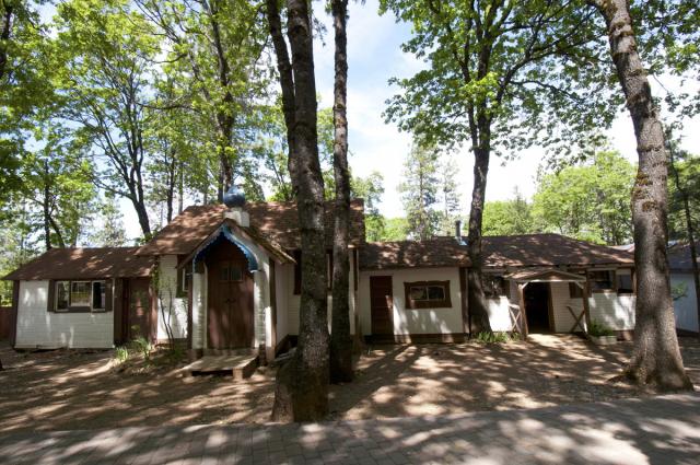 (Foto) Acasă la Părintele Serafim Rose – Mănăstirea „Sfântul Gherman” de la Platina